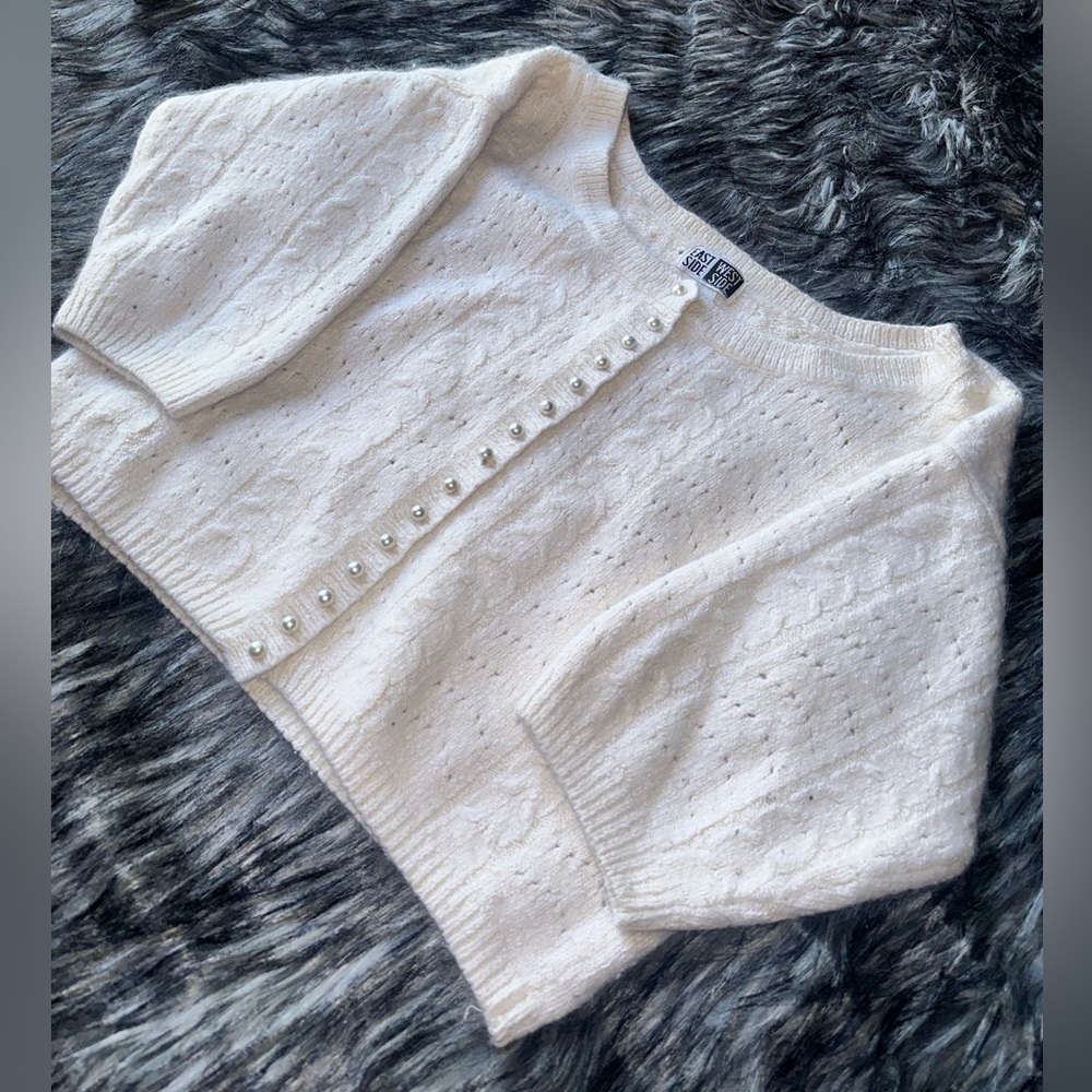 Vintage-Inspired Cream Cropped Cardigan Sweater - Picture 2 of 8